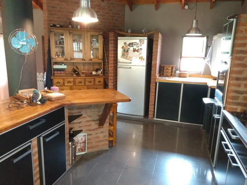 Casa En Venta - 3 Dormitorios 2 Baños 2 Cocheras - 4392 Mts2 - Abasto