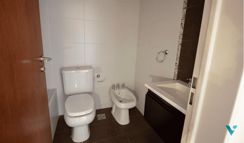 Depto. En Alquiler En Castelar Centro Ambiente Y Medio Con Cochera Apto Prof.