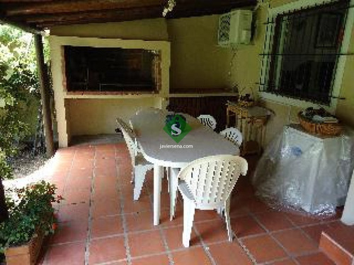Alquiler Y Venta De Casa En La Mansa, 2 Dormitorios, 2 Baños, Cerca Del Mar- Ref: 44163