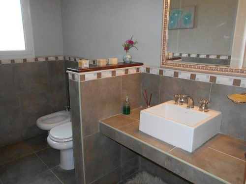Chalet Moderno, En Dos Plantas, De 4 Dormitorios, Doble Gara