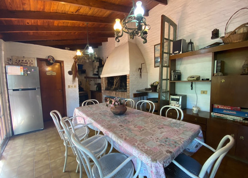 Venta Casa Hurlingham Iglesia 4 Dorm Jardín Quincho Pileta