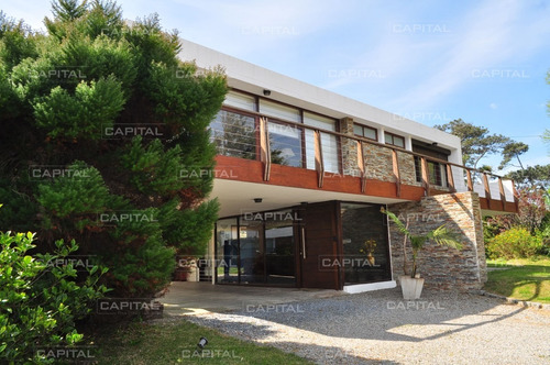 Espectacular Casa En Playa Mansa 3 Dormitorios A 150 Metros Del Mar-ref:28522