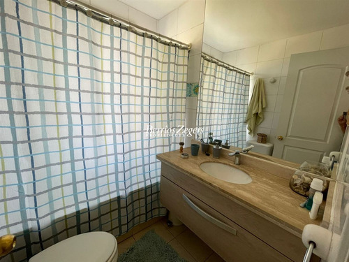 Casa En Venta De 5 Dorm. 4 Baños En Condominio En Las Condes