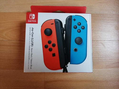 Imagen 4 de 7 de Set de control joystick inalámbrico Nintendo Switch Joy-Con (L)/(R) rojo neón y azul neón
