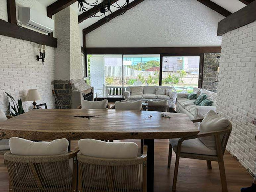 Casa En Alquiler Temporario De 5 Dormitorios C/ Cochera En Playa Mansa