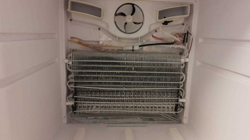 Imagen 3 de 10 de Service De Heladeras Cambio De Motor/burletes Carga De Gas