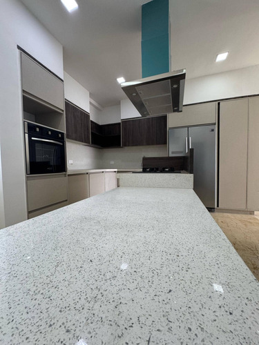 Liliana Martinez Apartamento En Alquiler. Resd. Gran Mandalay, Urb. El Bosque, Valencia