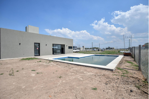 Imagen 17 de 25 de Quincho Con Piscina En Venta, Las Calandrias