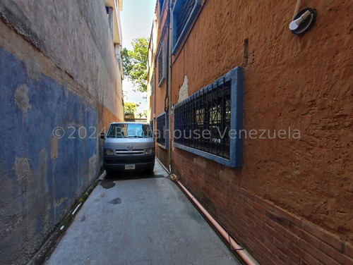 Los Chaguaramos !! Hermosa E Impecable Casa Acondicionada Para Uso De Oficina Y Comercial, 780 M2 Terreno, 828 M2 Const., 8 Oficinas, 5 Baños, 10 Pe, A/a, Sistemas De Seguridad. Excelente Ubicación !!