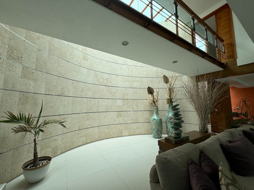Residencia En Venta Con Alberca En Zapopan