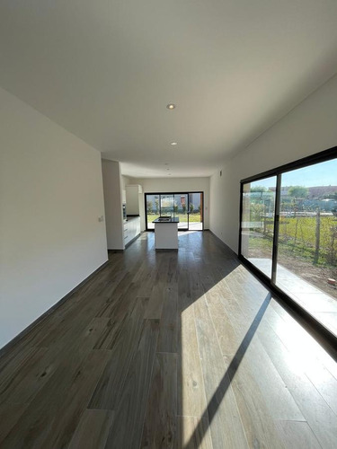 Imagen 7 de 21 de Casa De 4 Ambientes En Venta En San Ramiro, Pilar Del Este.