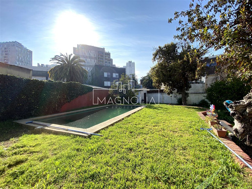 Casa En Venta 4d, 3b, 3e, Piscina Y Gran Terreno En Ñuñoa.