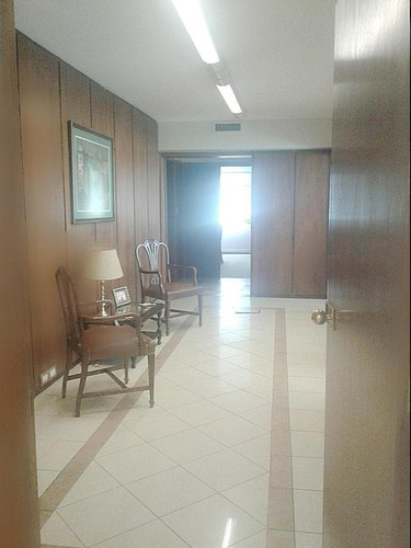 Imagen 8 de 23 de Venta De Oficina En La Zona De Tribunales Muy Grande Con 5 Despechos Muy Amplia Y Reciclada A Nuevo
