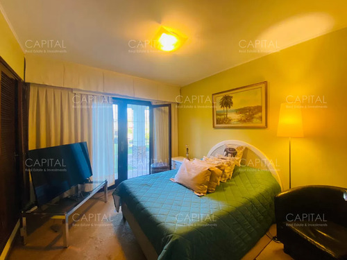 Residencia De Seis Dormitorios Más Dependencia En Barrio Cantegril