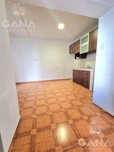 Casa En Venta De Pasillo 2 Dormitorios Reciclada.