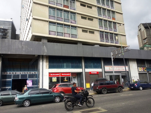 Imagen 2 de 9 de Vendo Oficina Ubicada En La Torre Lincoln , Sabana Grande, Caracas, Área 68 M2, 2 Cubículos, 2 Banos , Recepcion 3 Lineas Telefonicas, Internet , 4 Ascensores , Sistema Aire Acondicionado Central.