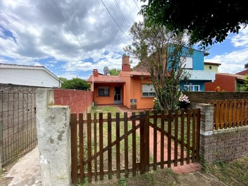Imagen 2 de 12 de Vendo Casa De 3 Ambientes Con Patio Con Parrilla Y Cochera En Zona Residencial De Mar De Ajo.
