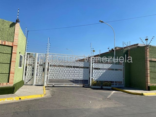 Jip 25-16345. Rentahouse Vende Hermoso Townhouse De 110 Mts2, 4 Hab, 3 Salas De Baños, 2 P/e, Parque Infantil, Areas Deportivas. En Urb. Karol Home Ii. La Morita.