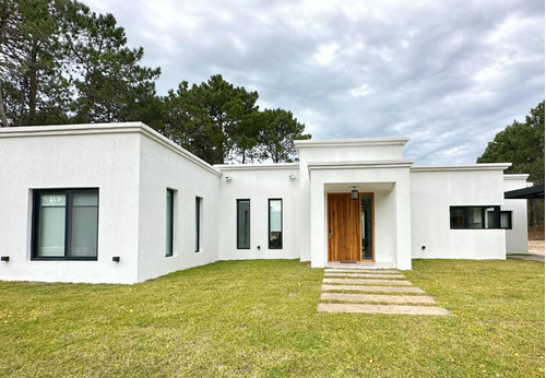 Casa Blanca En Pinamar  Sobre El Golf 