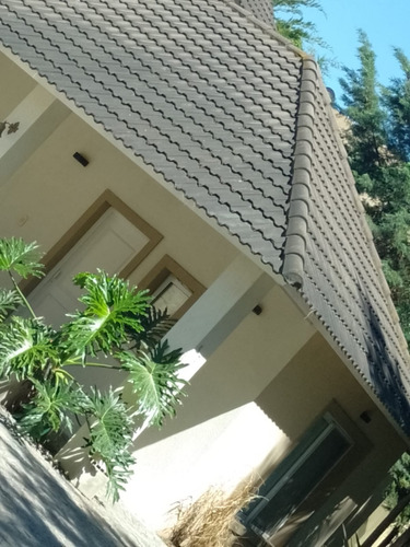 Casa En Venta De 3 Dormitorios C/ Cochera En El Lauquen