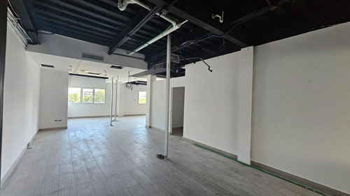 Local En Alquiler En Plaza Comercial En Bella Vista, Santo Domingo, Con Aire