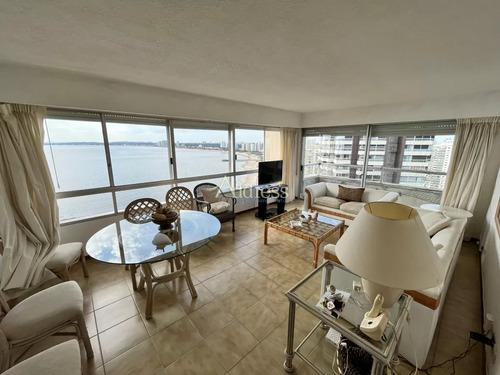 Apartamento De 3 Dor, 3 Baños, Balcon Y Garage Cuenta Con Una Excelente Vista A Playa Mansa Y Brava Al Mismo Tiempo. Consulte!!!!!!