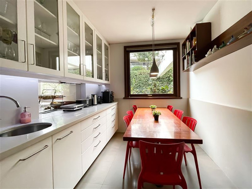 Casa En Venta De 6 Dorm. En Lo Barnechea