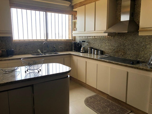 Apartamento En Venta En Maracaibo Sector La Lago Edw Mls #21-14650