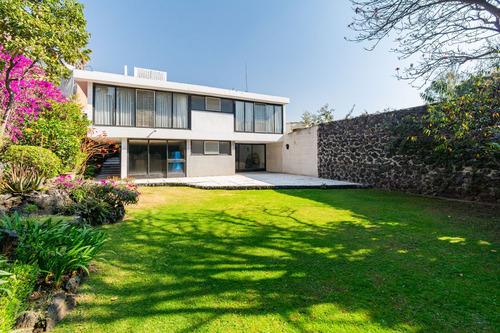 Jardines Del Pedregal, Casa En Tranquila Calle Cerrada Con Amplios Espacios