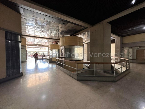 Oficina Remodelada En Venta Cc Torre Cosmpolitan Con Planta Electrica Excelente Ubicacion Maracay Estef 25-202
