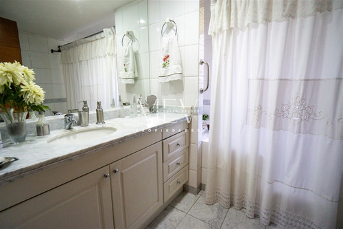 Departamento En Venta De 4 Dorm. En Lo Barnechea