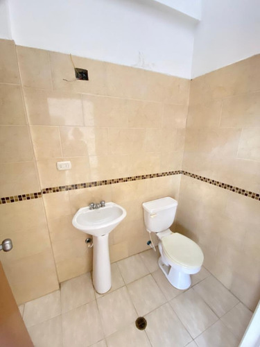 Imagen 5 de 18 de Fernando Guerrero Vende Townhouse En Res Camurí, Urb. Manantial