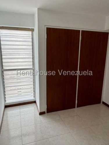 Amplio Apartamento En Alquiler. Urb. Macaracuay.