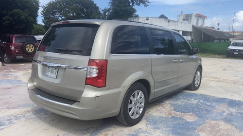 Imagen 5 de 15 de Chrysler Town & Country Lx 2014