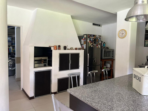 Venta Casa Quinta Pileta Parrilla Parque Arbolado En Barrio El Trebol.
