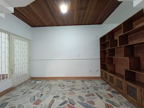 Casa En Venta En Quinta Bosch. Cod V30257