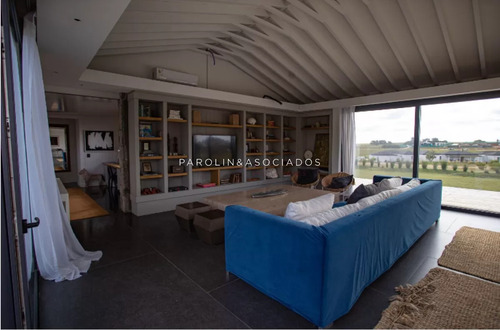 Venta De Casa Con 4 Dormitorios En Pueblo Mío, Manantiales.