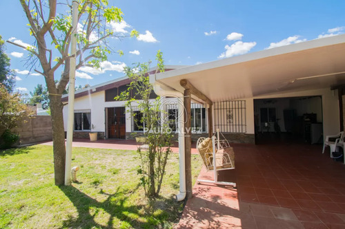 Casa En Alquiler Temporal En Piriápolis. Cómodos Dormitorios, Living, Comedor. Predio Cercado Con Piscina Climatizada Cubierta. A 50 Metros Del Mar