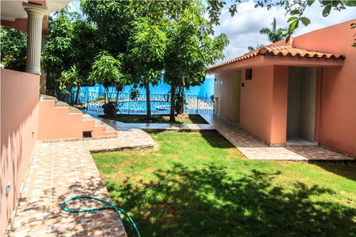 Casa En Venta En Arroyo Hondo Iii, 2 Niveles, Mármol, Caoba, Patio, Balcones Y Piscina, 5 Habitaciones, 3 Y ½ Baños, 2 Cocinas, 3 Terrazas, Patio, Piscina