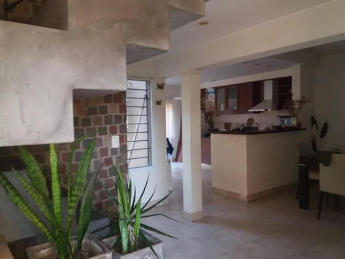 Casa En Venta - 4 Dormitorios 3 Baños - 461mts2 - El Palomar