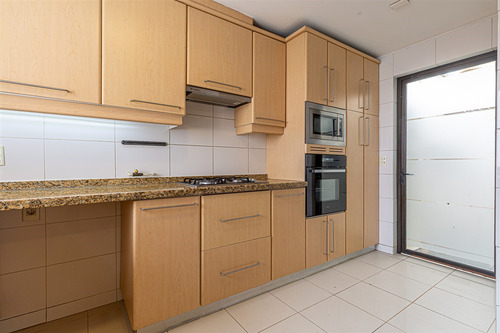 Casa En Venta De 5 Dorm. En Las Condes
