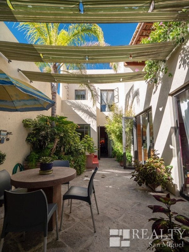 Imagen 2 de 23 de This Home Is Alive With Color, Light, And Artistic Details!