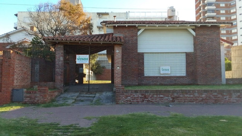 Chalet De 5 Ambientes A Una Cuadra Y Media Del Mar Con Entrada De Auto Y Jardín