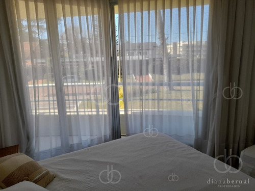 Imagen 19 de 23 de Punta Del Este , Mansa, Apartamento Con Servicios Y Bajos Costos Comunes-- Ref: 54644