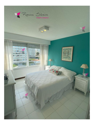 Imagen 14 de 23 de Venta De Apartamento De 3 Dormitorios Frente Al Mar En Edificio Tiburon En Punta Del Este