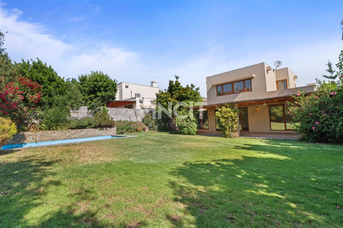Casa Desocupada 3d + Servicio, Quincho Y Piscina
