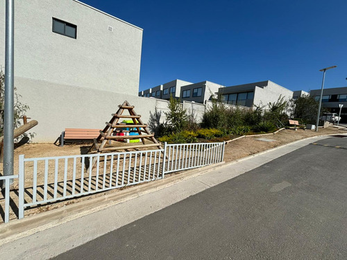 Amplia Casa 3d/3b En Condominio Con Áreas Comunes