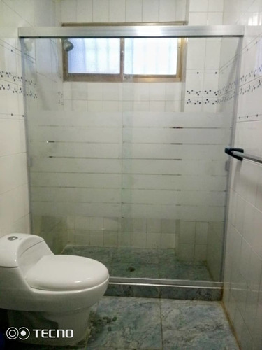 Imagen 2 de 7 de Puertas Para Ducha En Vidrio Transparente Y Esmerilado.