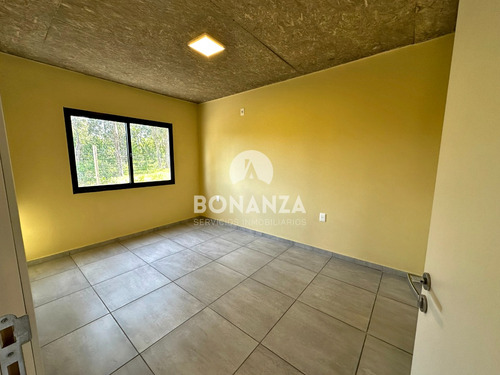 Casa En Venta A Estrenar. Piriápolis. 2 Dormitorios, 2 Baños, Parrillero. Construcción Tradicional.