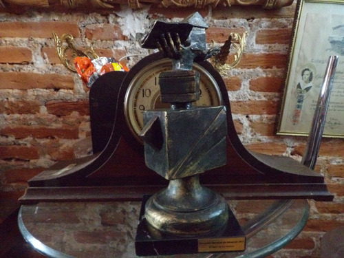Escultura De Sergio Peraza Dorado Oscuro (Usado)